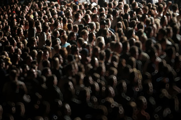 Obraz premium crowd, people's heads in the dark, concert, hands