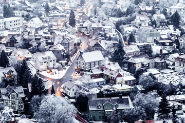 Häuser und Straßen von Wernigerode im Winter, Sachsen-Anhalt, Deutschland