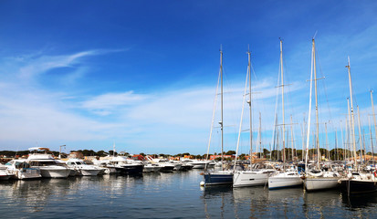 Fototapeta na wymiar pleasure boats in the marina of Hyères - France