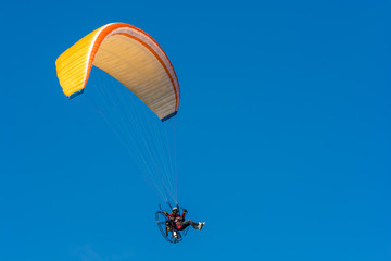 Motorschirm im Himmel