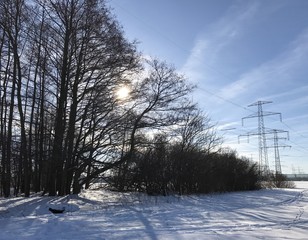 Wintertag mit Schnee bei Sonne und blauem Himmel - Natur pur