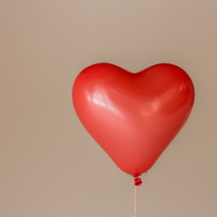 Fototapeta na wymiar Czerwony balon w kształcie serca