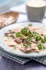 Hühnerfrikassee mit Champignons und Erbsen