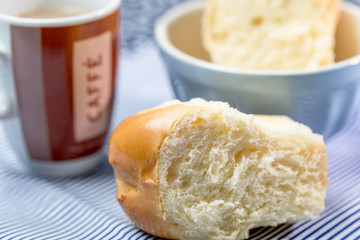 Mini Butter Brioche mit Kaffeebecher