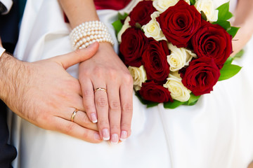 Obraz na płótnie Canvas Hands of bride and groom with wedding rings