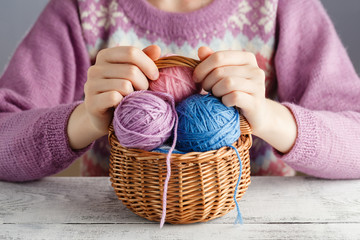 colour clew in hands