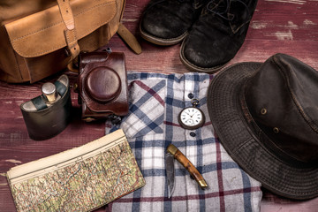 des accessoires pour l'aventure avec sac à dos, chaussures, chemise et chapeau