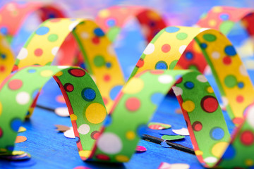 Hintergrund Detail mit Luftschlangen und Konfetti für Karneval