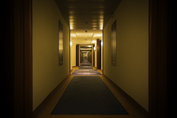 Beleuchteter Gang in einem Hotel