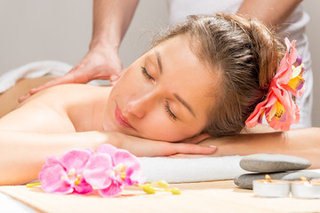 Obraz na płótnie Canvas woman enjoys the spa cabinet during the massage