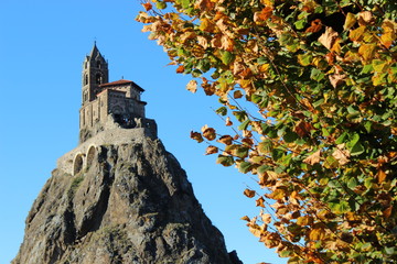 chapelle saint-michel d'aiguilhe, le puy-en-velay en automne