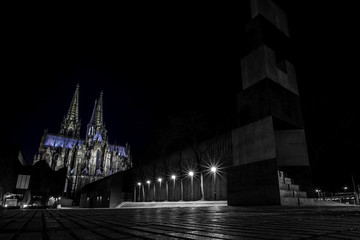 Obraz premium Platz hinter dem Kölner Dom bei Nacht