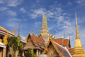 Fototapeta premium Colorful decorations of the rooftops at the Wat Phra Kaew temple in Bangkok, Thailand 