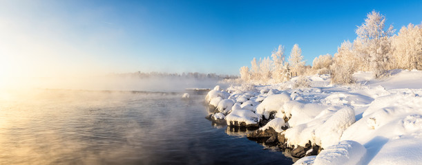 зимний пейзаж на берегу реки с туманом и с деревьями в инее, Россия, Урал, февраль - obrazy, fototapety, plakaty