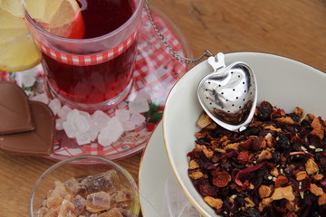 Roter Früchtetee mit Schokoherzen