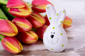 Blumenstrauß mit Osterhase als Symbol für Ostern