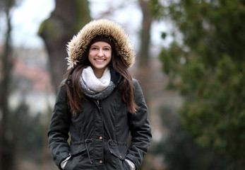Porträt einer glücklichen jungen Frau im Winter