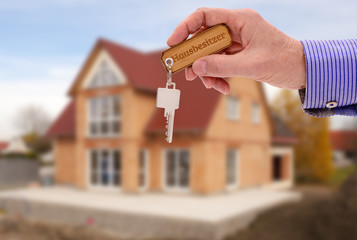 Hausschlüssel als Angbot für neues Eigenheim und Wohnung