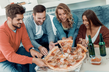 Friends eating pizza