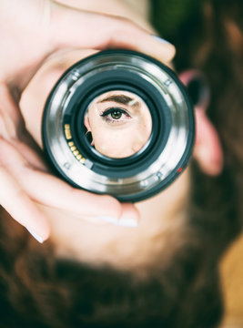 Ojo de una mujer enfocado desde un objetivo de fotograf&iacute;a 