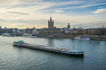 K&ouml;ln: Altstadt mit Gro&szlig; Sankt Martin und Rheinschiffen