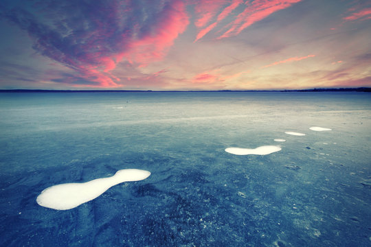 Schwarzeis am See im Winter