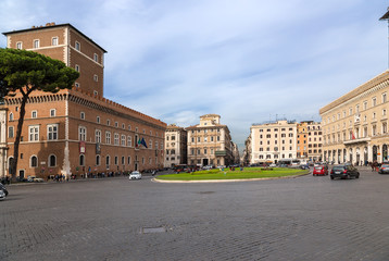 Naklejka premium Rzym, Włochy. Plac Wenecji. Po lewej - Palazzo Venezia, 1455