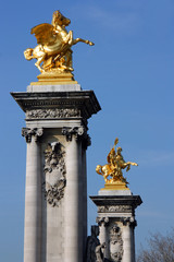 Fototapeta na wymiar Statues équestres dorées du pont Alexandre III à Paris, France