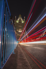 verschwommene Lichter der Autos auf der Tower Bridge