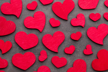 Obraz premium Red hearts on the wooden background.