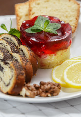 Восхитительный десерт состоящий из пирожного и макового рулета с лимоном