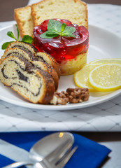 Восхитительный десерт состоящий из пирожного и макового рулета с лимоном