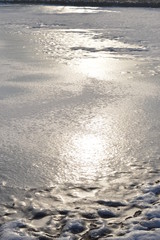 Sonnenglanz im gefrorener See