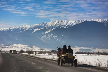 Keuken foto achterwand Winter Roemeense weg met paardenkoets en winters tafereel