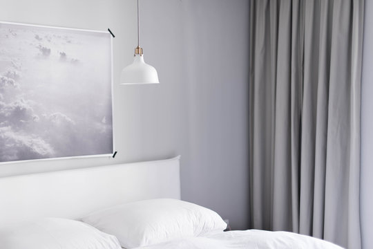minimalistisch eingerichtetes Schlafzimmer mit Wolken Poster