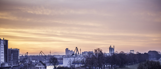 Sonnenaufgang &uuml;ber einem K&ouml;lner Industriegebiet
