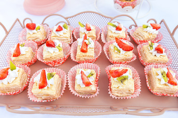 candy bar cakes with strawberries