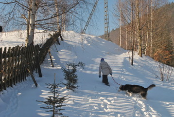 Dziewczynka na zimowym spacerze z psem