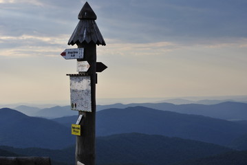 drogowskaz w bieszczadach na tle gór, przystanek © Artur