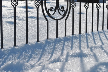 Kute ogrodzenie w śniegu