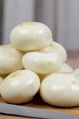 Cleaned and peeled onions on the cutting board