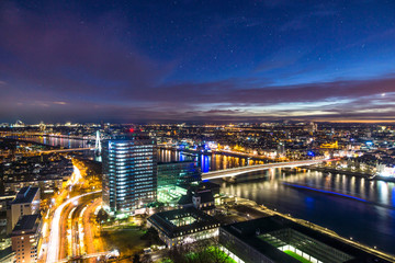 Nachtaufnahme der Stadt Kölner aus der Vogelperspektive. 
