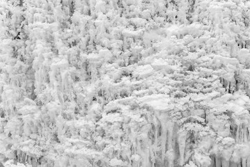 Fototapeta na wymiar Frozen waterfall with ice in winter.