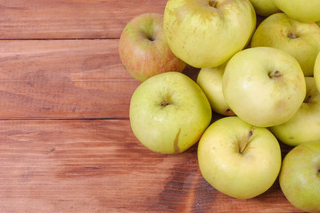 Fresh green apples on a wooden surface