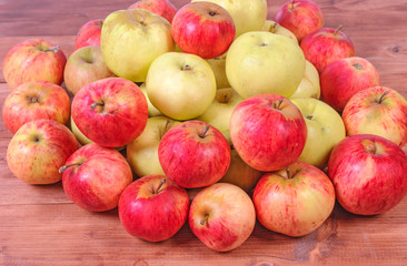 red and green apples on a wooden background