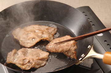 豚肉の生姜焼き調理