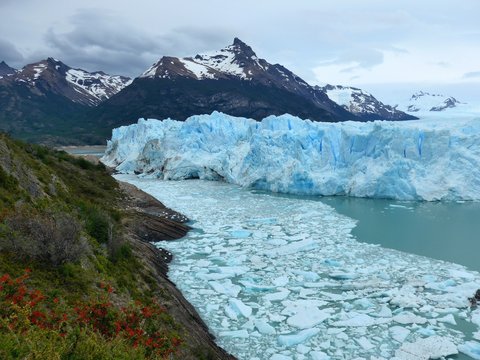 Chuncks of broken Glaciar float infront of the majestic Perito Moreno Glaciar in Patagonia