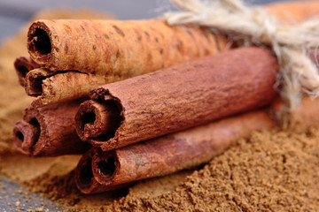 Cinnamon sticks and powder on table