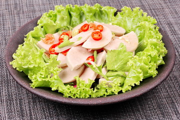 Spicy mixed vegetable salad with sliced Thai white pork sausage