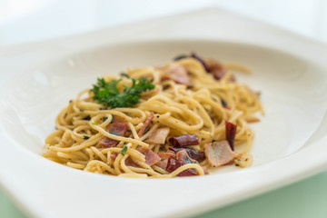 stir-fried spaghetti with bacon and garlic